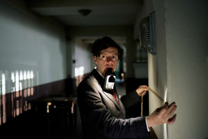 23_Georg+Elser+misst+das+Versteck+fuer+seine+Bombe+aus+Lucky+Bird+Pictures+Bernd+Schuller