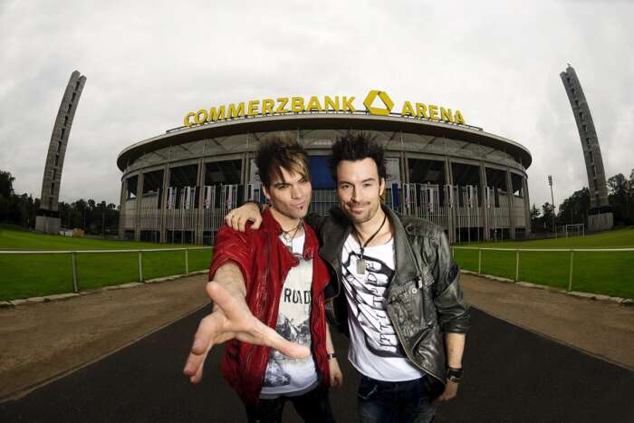 Ehrlich-Brothers_vor_Stadion_copyright_Sebastian Konopik v