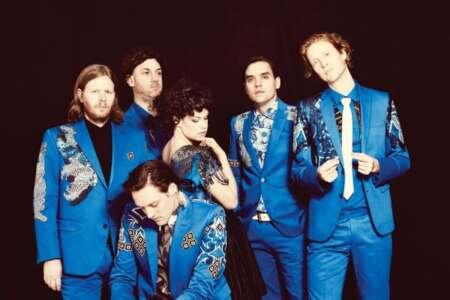 Arcade Fire in blauen Anzügen