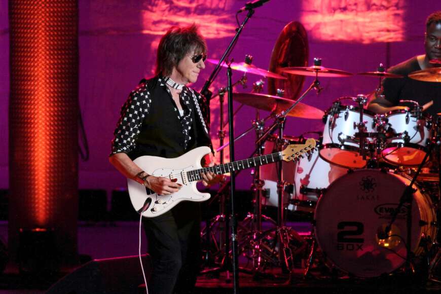 Jeff Beck mit weißer Gitarre auf der Bühne