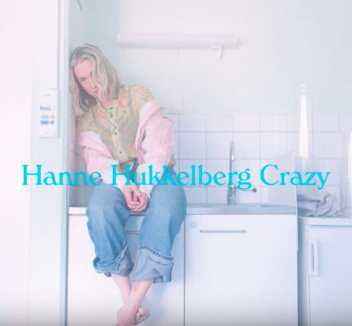Hanne Hukkelberg veröffentlicht ihren neuen Song „Crazy“ und kündigt ihr neues Album „Birthmark“ an.