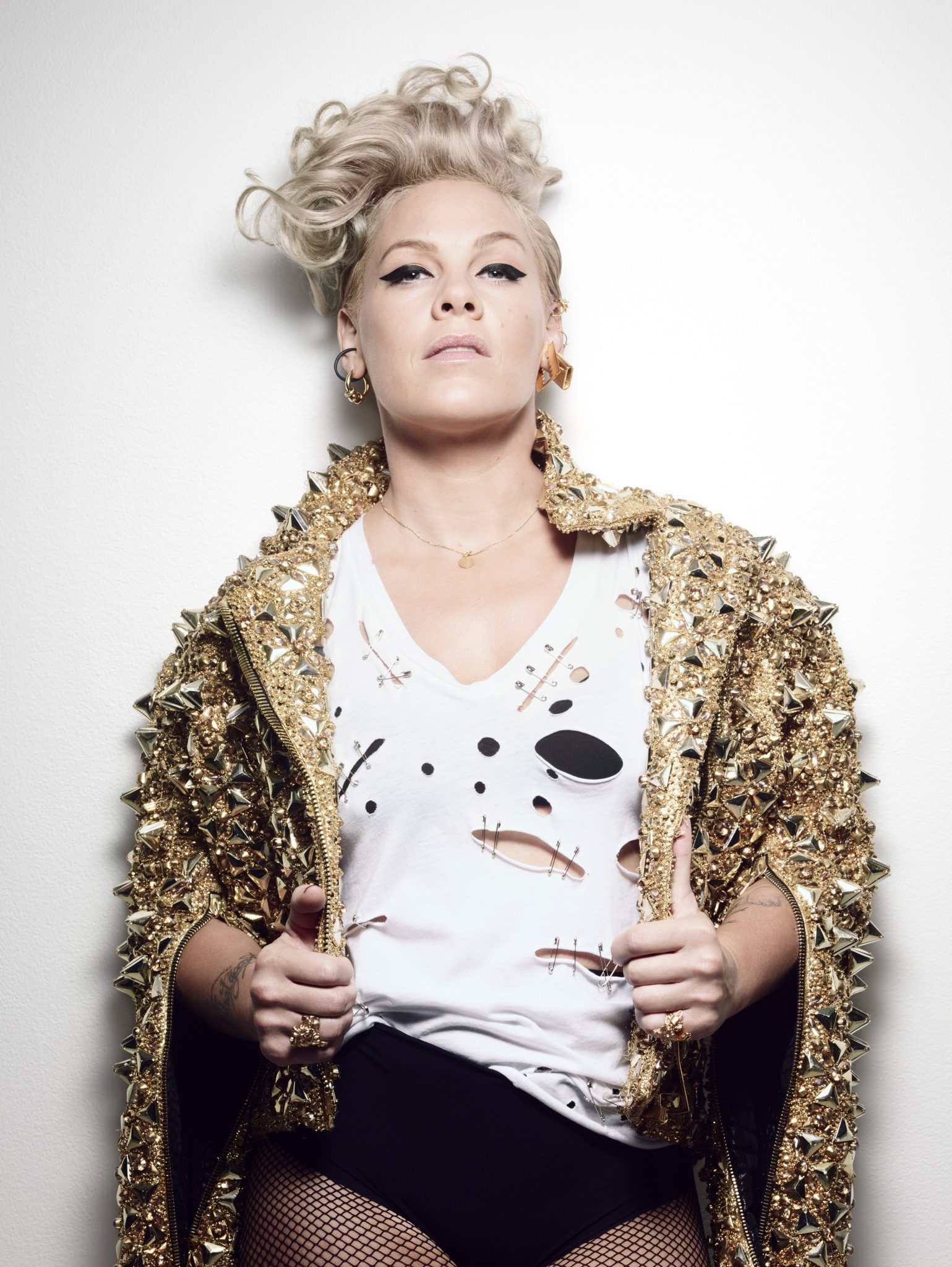 P!nk hat ein Video zu dem Song „90 Days“ veröffentlicht. Der Song erschien auf ihrem Album „Hurts2BHuman“.