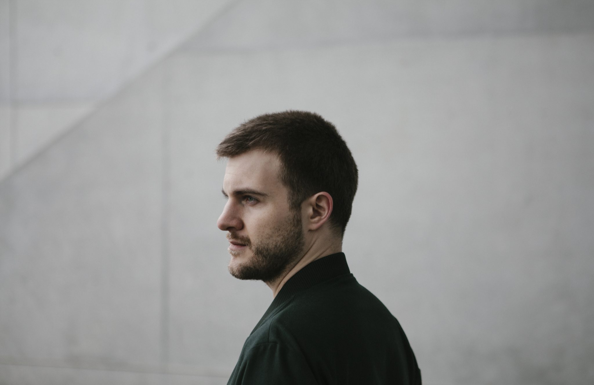 Carlos Cipa veröffentlicht die Single „Dark Tree“. Es ist der erste Song vom neuen Album „Retronyms“, das heute angekündigt wurde.