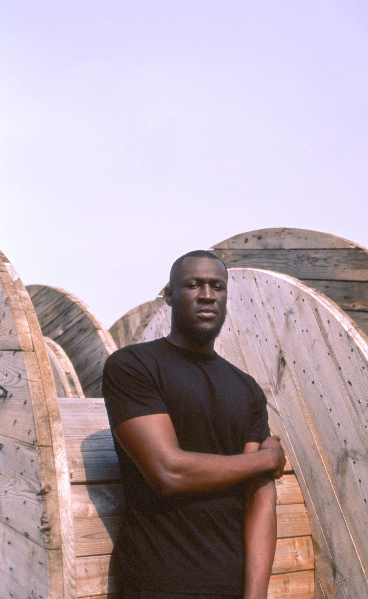 Stormzy hat seine neue Single „Crown“ geteilt. Der Song folgt auf das Erscheinen seiner Hitsingle „Vossi Bop“.