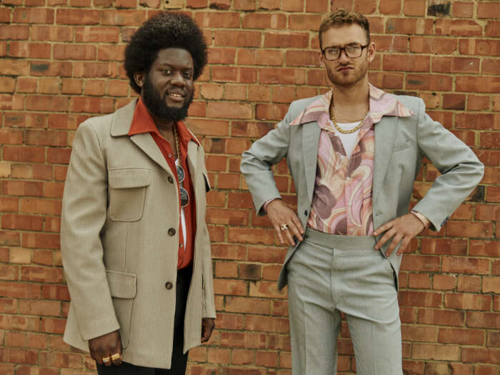 Michael Kiwanuka und Tom Misch haben ein Video zu ihrer gemeinsamen Single „Money“ veröffentlicht.