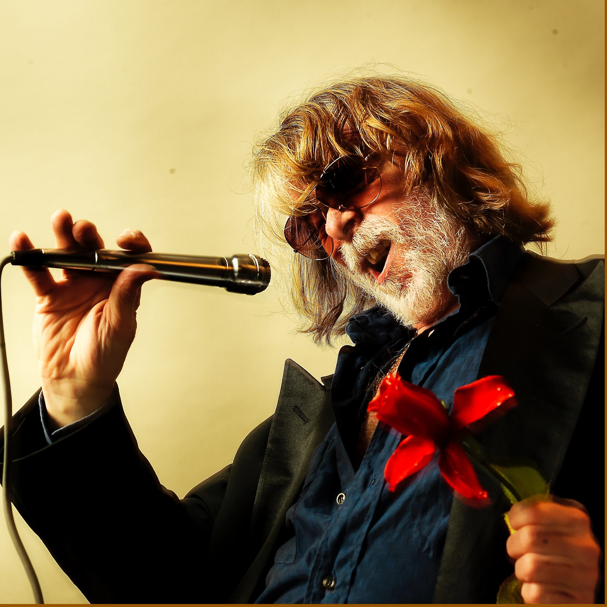 Helge Schneider will wieder einen Film machen. Am Freitag erscheint sein Album „Partypeople (beim Fleischer)“.