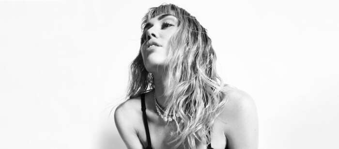 Miley Cyrus hat ein Video zu ihrem Song „Mother's Daughter“ veröffentlicht.