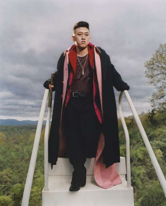Rich Brian kündigt sein zweites Album „The Sailor“ an.