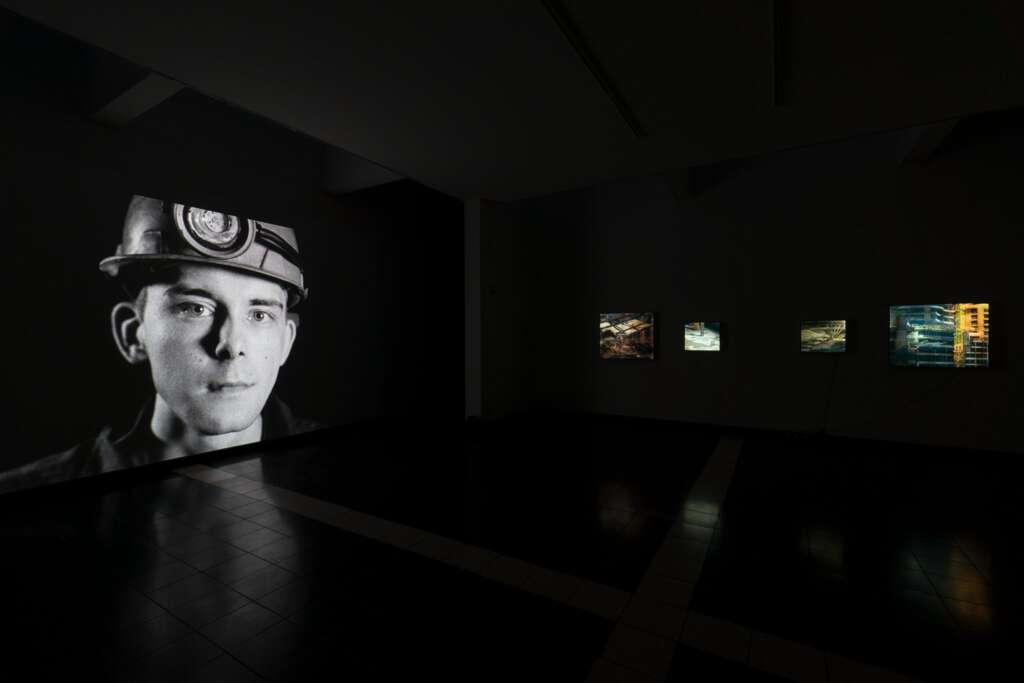 Installationsansicht der Ausstellung 'Helmpflicht', Gartensaal mit Arbeiten von Ben Russel und Işik Kaya, Foto: Kunsthalle Darmstadt, 2019