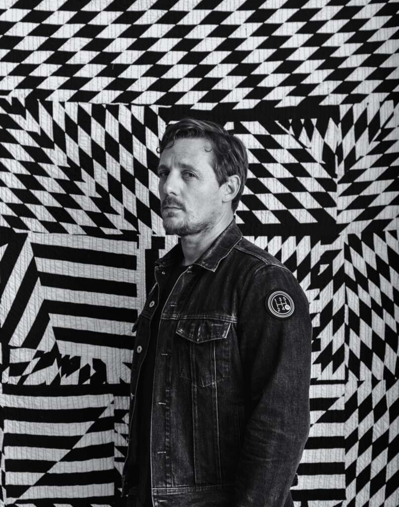Sturgill Simpson Lederjacke Raum Zickzack Muster Wände