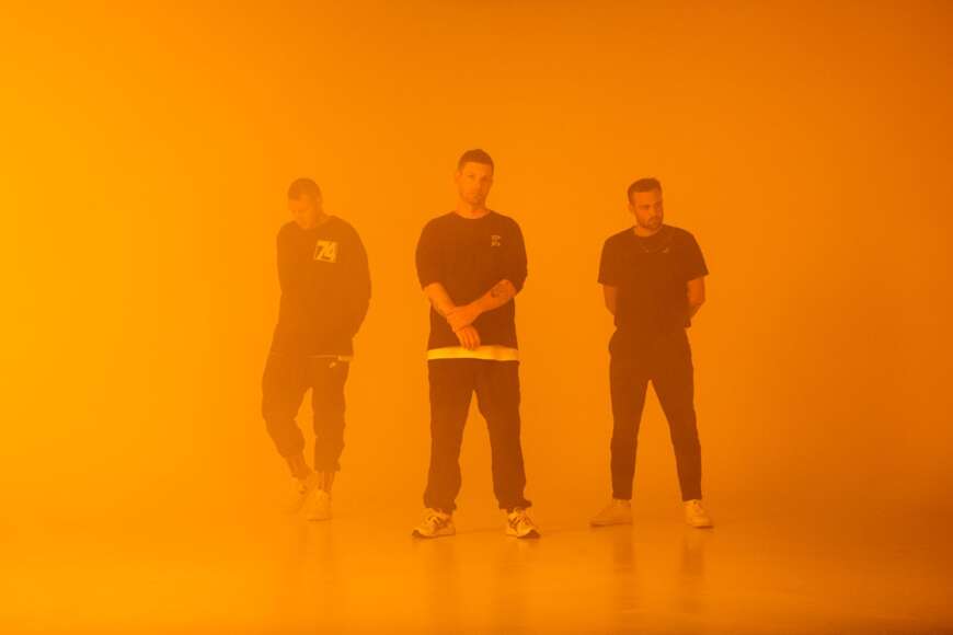 Unter dem Namen AV AV AV finden sich drei der derzeit wichtigsten dänischen DJs zu einer Electro-Supergroup zusammen und veröffentlichen nun schon die zweite Single aus ihrem Debütalbum: „Airplane Mode“