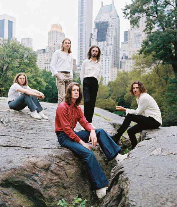 Blossoms kündigen neues Album „Foolish Loving Spaces“ an.