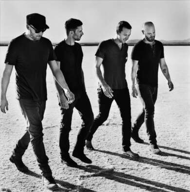 Coldplay vier männer strand t-shirts jeans