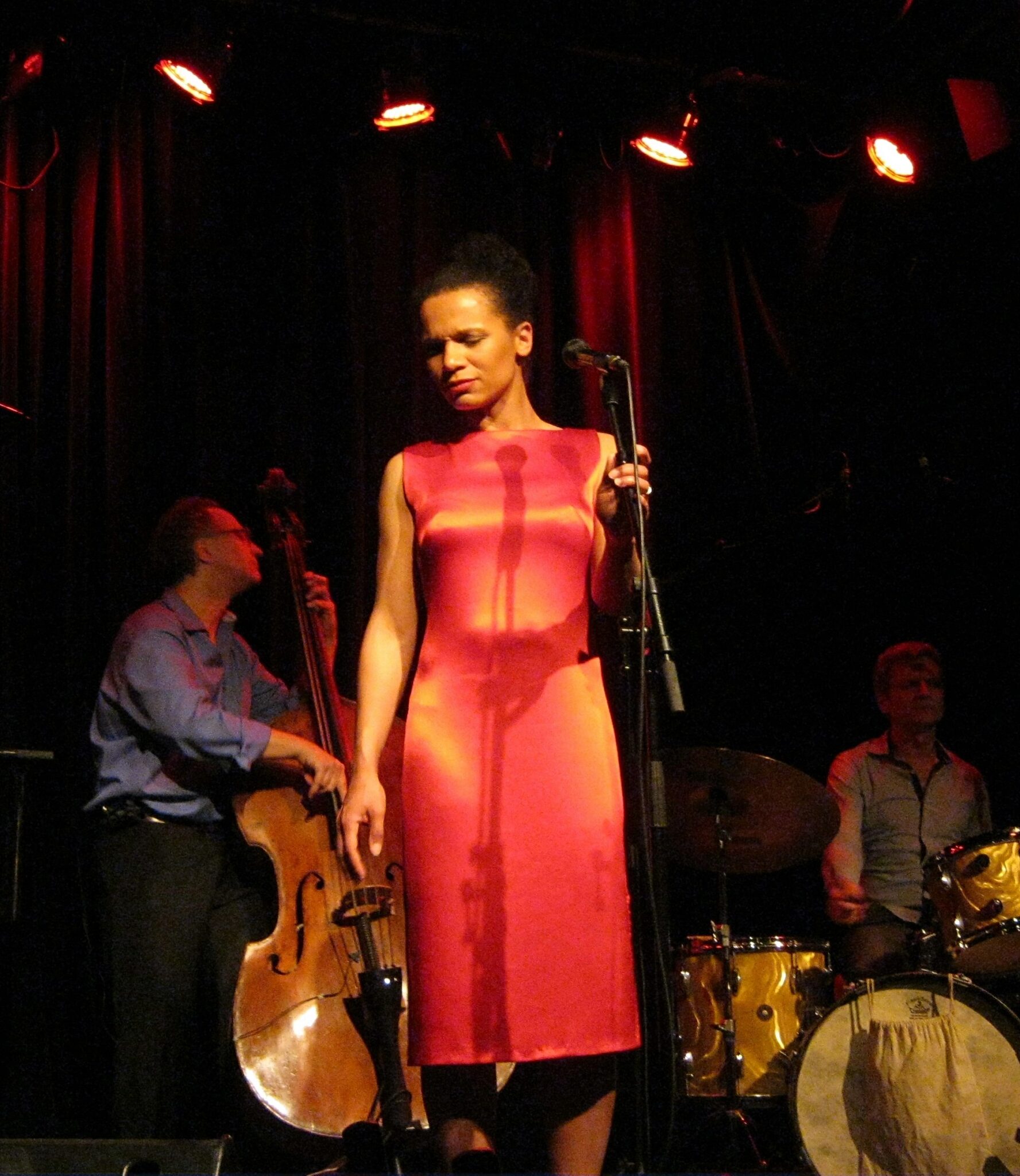 Lyambiko mit Geige auf einem Konzert, jetzt neues Album „Berlin – New York“