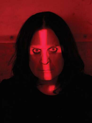 Ozzy Osbourne kündigt sein neues Album „Ordinary Man“ mit der Single „Under the Graveyard“ an.