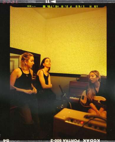Haim teilen ihre dritte Single dieses Jahr: „Hallelujah“. Pläne für ein neues Album gibt es bisher allerdings immer noch nicht.