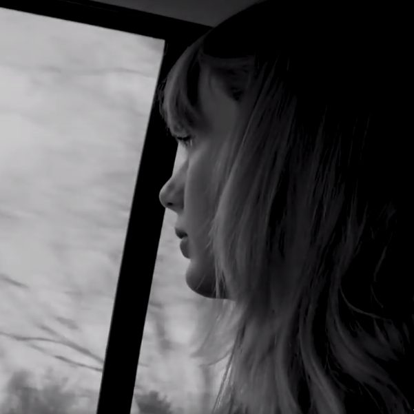 Taylor Swift erinnert sich im Video zu „Christmas Tree Farm“ an ihre Kindheit – und die Anfänge ihrer Karriere