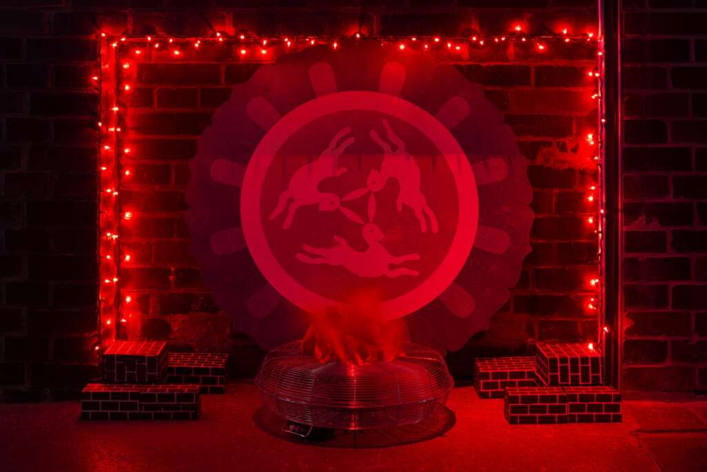 „Flames of Hell (Red)“ der amerikanischen Künstlerin Bunny Rogers