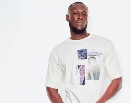 Stormzy in einem weißen T-Shirt vor weißem Hintergrund.