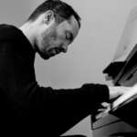 Igor Levit streamt Konzerte von seinem Wohnzimmer aus auf Twitter.