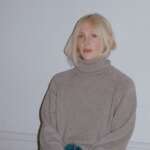 Laura Marling vor grauer Wand