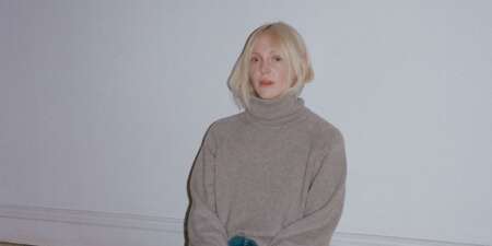 Laura Marling vor grauer Wand