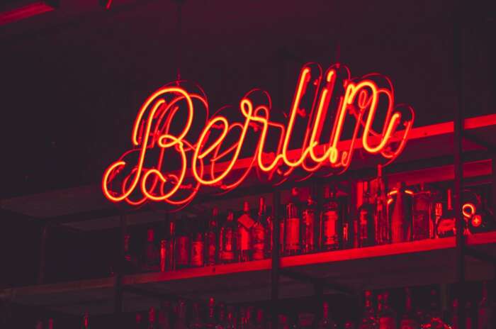 Ein Schild auf dem Berlin steht. Ein Symbolbild für die Berliner Klubkultur.