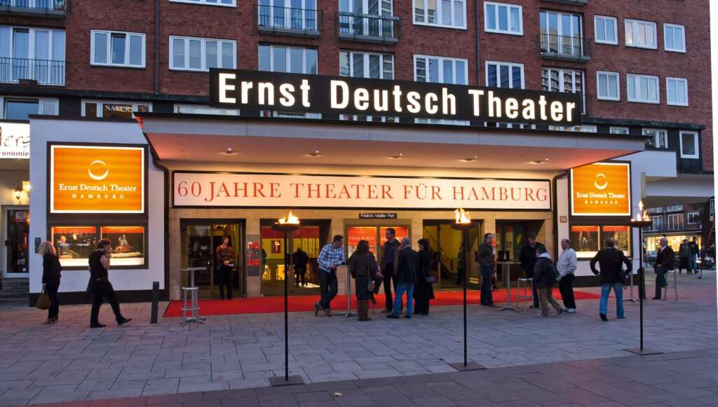 Das Ernst-Deutsch-Theater in Hamburg erhält für das „Plattform Festival“ den Barbara-Kisseler-Preis.