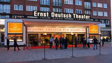 Das Ernst-Deutsch-Theater in Hamburg erhält für das „Plattform Festival“ den Barbara-Kisseler-Preis.