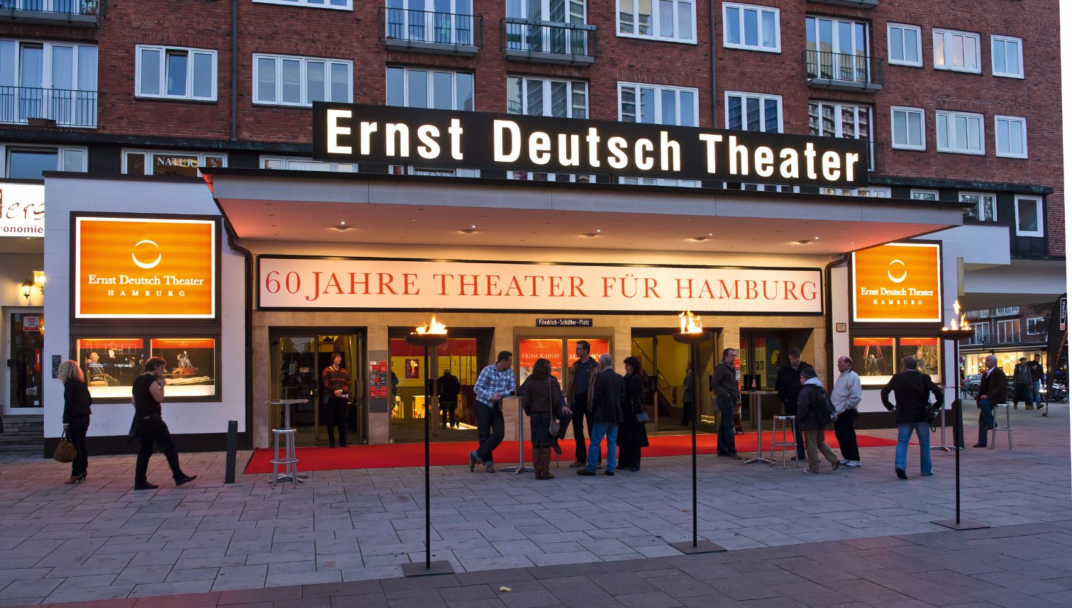 Das Ernst-Deutsch-Theater in Hamburg erhält für das „Plattform Festival“ den Barbara-Kisseler-Preis.