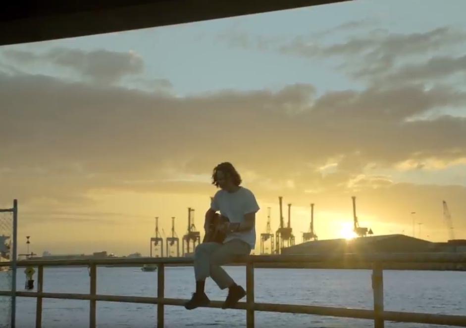 King Gizzard And The Lizard Wizard Frontmann Stu McKenzie im Video zu Honey