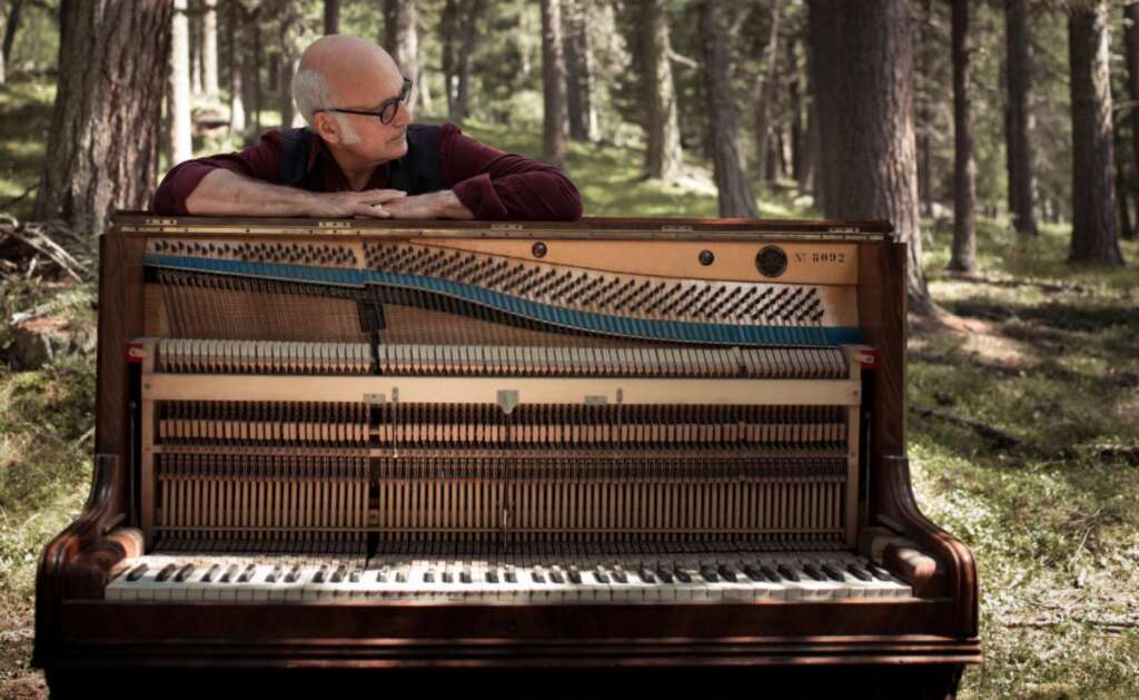 Ludovici Einaudi spielt