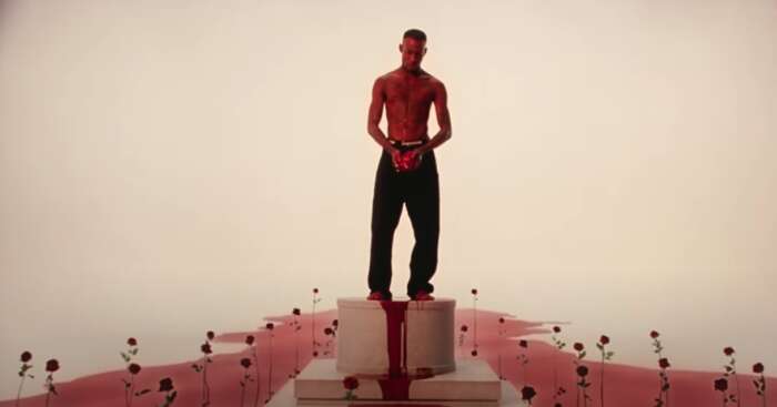 Der Rapper Octavian hält im Video zum Track „Rari (Chapter 1)“ sein eigenes Herz in den Händen.