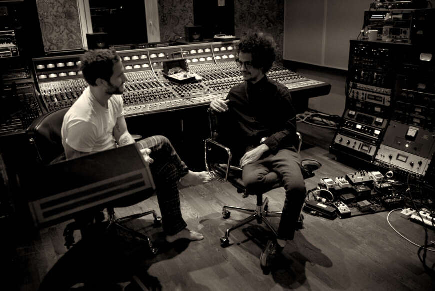 Omar Rodríguez-López mit Johan Scheerer in den Clouds Hill Studios bei den Sessions zu The Clouds Hill Tapes