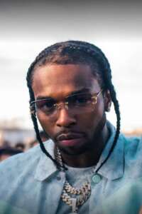 Rapper Pop Smoke Blaue Jacke Sonnenbrille Kette