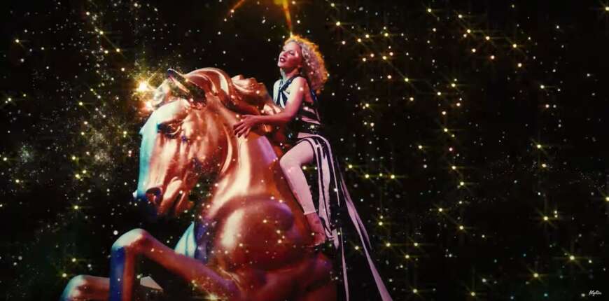 Kylie Minogues neues Video zu „Say something“ ist draußen.