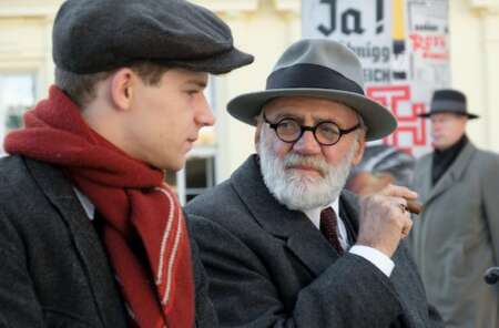 Bruno Ganz und Simon Morzé in „Der Trafikant“