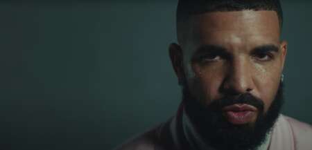 Drake im Video zu „Laugh now cry later“.
