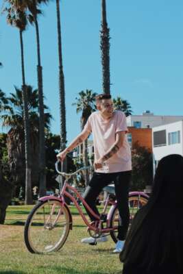 Dylan Dunlap mit einem Fahrrad vor Palmen im Video zu „Seriously“