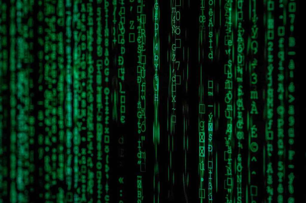 Grüne Zahlen und Buchstaben auf einem schwarzen Hintergrund. Symbolfoto: Künstliche Intelligenz, angelehnt an das Beispiel LiSA (siehe Text).