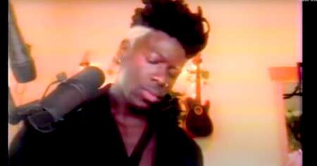 Moses Sumney bei den Tiny Desk Concerts (Home Edition).