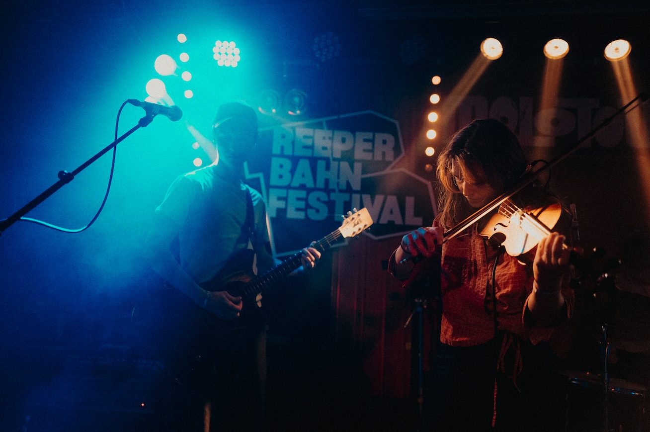 Die britische Band Black Country, New Road gibt ein Konzert beim Reeperbahn Festival 2019.