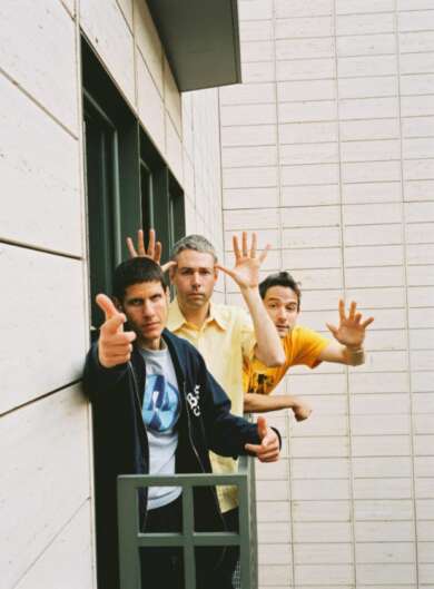 Die Beastie Boys schauen aus einem Fenster.