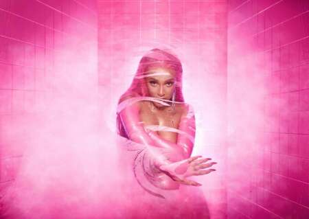 Doja Cat vor einem pinken Hintergrund