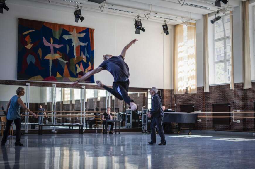 „Ghost Light“ von John Neumeier startet Hamburg Ballett.
