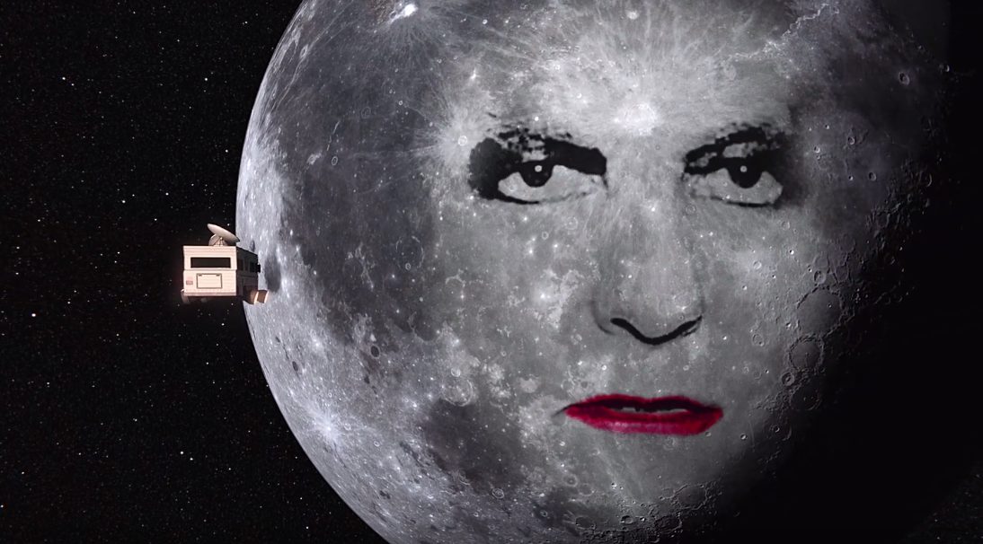 Die Gorillaz fliegen im Wohnmobil auf den Mond zu, der das Gesicht von Robert Smith trägt