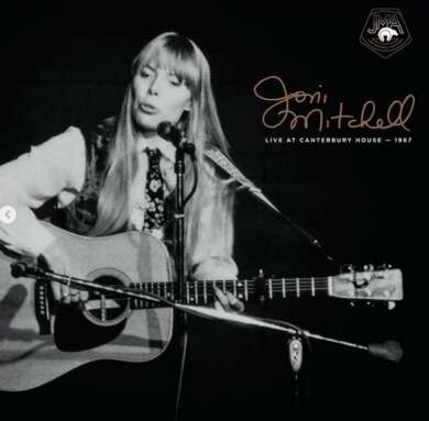 Joni Mitchell mit Gitarre beim Canterbury Festival