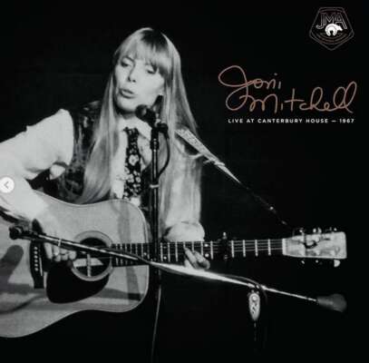 Joni Mitchell mit Gitarre beim Canterbury Festival