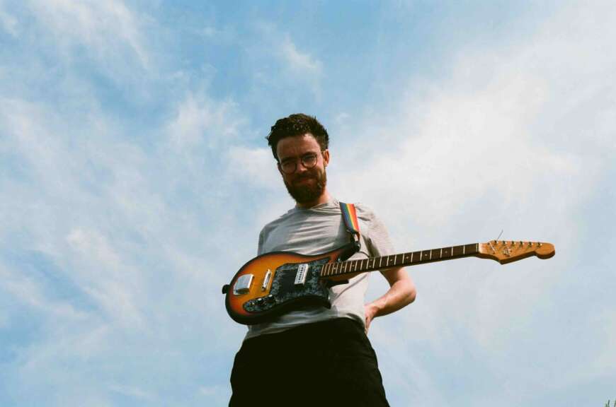 JW Francis vor einem hellblauen Himmel