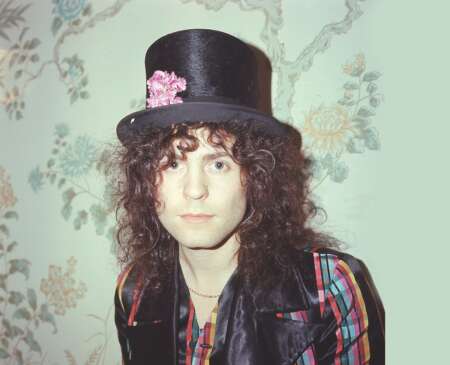 T. Rex-Frontmann Marc Bolan vor einer Tapete